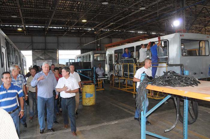 Miguel Díaz-Canel visita la empresa Evelio Prieto. foto cortesía de El Artemiseño