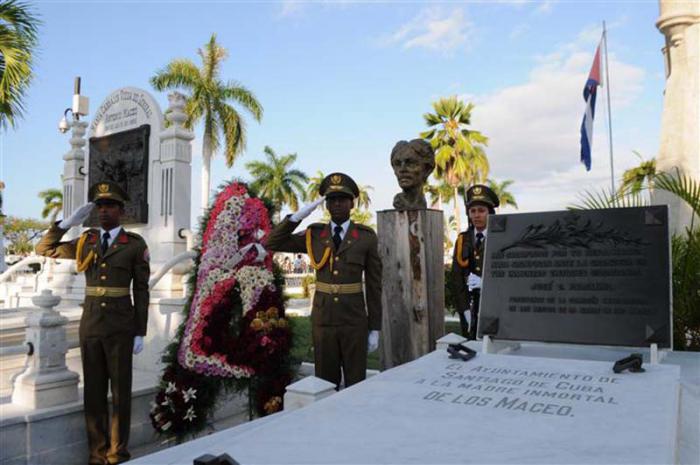 En el cementerio de Santa Ifigenia se colocaron flores en la tumba de Mariana Grajales, 
madre de los Maceo.