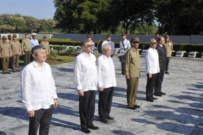 Acto por la derrota del Fascismo efectuado en el Memorial al Soldado Internacionalista Soviético el cual fue presidido por el General de División Roberto Legrá Sotolongo Jefe de Dirección del MINFAR, el Contra Almirante Carlos A Duques Ramos Jefe de la Marina de Guerra Revolucionaria, Estuvieron presentes jefes de las FAR y MININT así como el cuerpo diplomático acreditado en Cuba.
