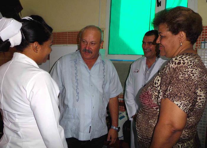 Olga Lidia Tapia Iglesias, en compañía de las autoridades de la provincia, recorrió áreas del hospital y compartió con sus trabajadores