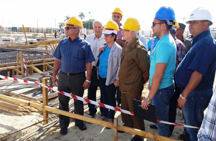 En la Electroquímica de Sagua la Grande, el Comandante de la Revolución, Ramiro Valdés Menéndez, se interesó por la calidad del proceso inversionista.