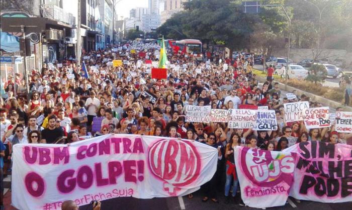 Manifestantes contra el Golpe en Brasil. 