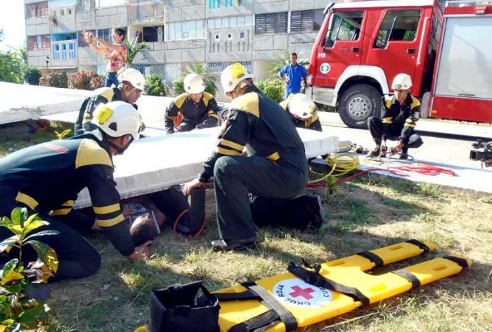 En Pinar del Río se realizaron acciones de evacuación hacia lugares abiertos, rescate y salvamento de personas, primeros auxilios, traslado de heridos y el apuntalamiento de estructuras. 