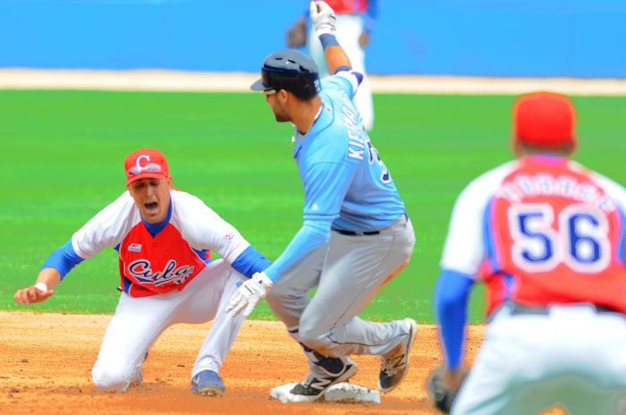 Un grupo de 43 peloteros integran la preselección nacional que durante alrededor de tres semanas entrenará en La Habana, de cara a la participación del 9 al 30 de junio en la Liga Independiente Can-Am, en la cual desarrollarán 19 partidos frente a las seis escuadras del circuito norteño.

Cinco receptores, 13 jugadores de cuadro, siete jardineros y 18 lanzadores componen la nómina dirigida por el mentor Roger Machado, quien dispondrá de una buena cantidad de peloteros jóvenes y talentosos, así como de otros más experimentados que lograron un rendimiento destacado en la pasada Serie Nacional.

Justo ese fue uno de los criterios de selección que primaron, además de la disciplina, la capacidad psicológica para responder en determinadas situaciones de juego y la versatilidad, elemento clave por la intensidad que demandará el largo periplo por suelo canadiense y estadounidense.

“Tendremos muy poco descanso, con partidos consecutivos en muchas jornadas, por lo que seguramente necesitaremos 