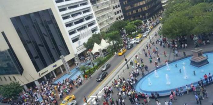 Miles de ecuatorianos evacuaron los edificios del centro de la ciudad afectada por las réplicas. foto: andes