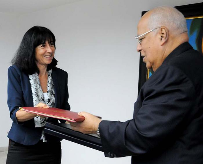 El vicepresidente del Consejo de Ministros, Ricardo Cabrisas Ruiz recibió y firmó con la Excma. Sra. Anne-Pascale Krauer Müller, embajadora de la Confederación Suiza en Cuba,  el Acuerdo de Regularización de la deuda entre el Gobierno de la República de Cuba y el Gobierno de la Confederación Suiza, como parte del proceso de instrumentación del Acuerdo Multilateral suscrito por el Grupo Ad-Hoc de Países Acreedores de Cuba en el Club de París y nuestro país.