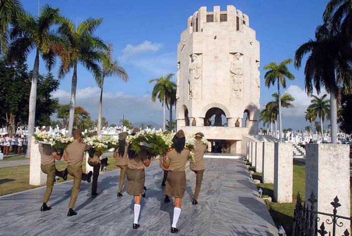 Ofrendas florales del líder de la revolución Fidel Castro Ruz, del General de Ejército Raúl Castro Ruz, presidente de los Consejos de Estado y de Ministros, y del Pueblo de Cuba, son conducidas por cadetes de la Universidad de Ciencias Médicas de las Fuerzas Armadas Revolucionarias (FAR) y estudiantes de la escuela Militar Camilo Cienfuegos de Artemisa, durante el homenaje de las FAR a José Martí, en el aniversario 121 de su muerte, en ceremonia efectuada en el Mausoleo del cementerio Santa Ifigenia de Santiago de Cuba, el 19 de mayo de 2016. ACN FOTO/Miguel RUBIERA JÚSTIZ/ogm