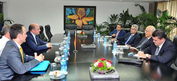 Ricardo Cabrisas Ruiz, vicepresidente del Consejo de Ministros, recibe a Pedro Antonio Sánchez, presidente de la Comunidad Autónoma de Murcia (España).(foto Jorge Luis Gonzàlez) 18-5-16 Murcia03I9
