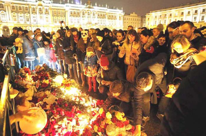 Rusos depositan flores en un homenaje en San Petersburgo a las víctimas del Airbus siniestrado en Egipto. foto: Reuters