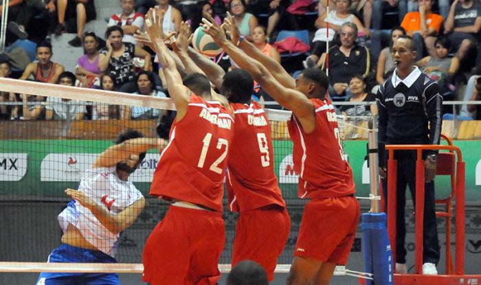 Abraham Alfonso, Liván Osoria y Ricardo Calvo, de izquierda a derecha, en la Copa Panamericana en México.