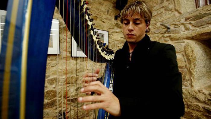 Roi Casal, es un músico, compositor y cantante gallego. 