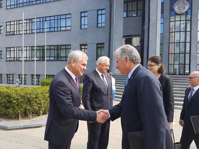Díaz-Canel fue recibido por altas autoridades del parlamento belaruso. 