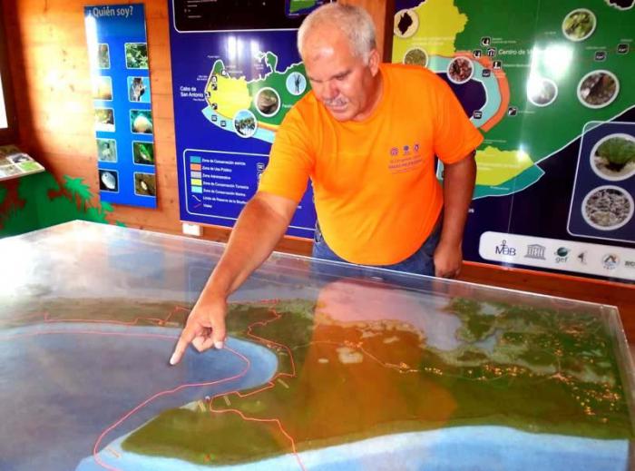 El director del Parque Nacional Guanahacabibes señala en una maqueta de la península, la zona donde se cree que se encuentra el tesoro. Foto: Eduardo González