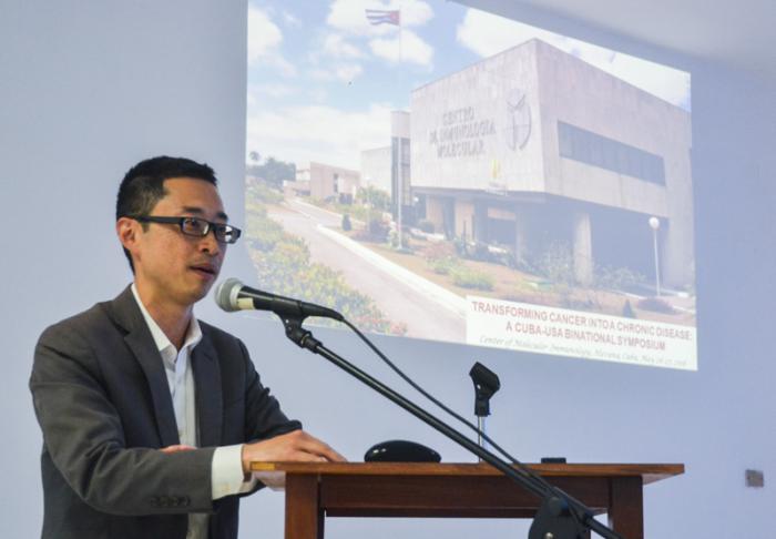 Tom Wang, de la Asociación Americana para el Avance de la Ciencia (AAAS, por sus siglas en inglés), dio un discurso enel evento de lucha contra el cancer, en el Centro de Inmunología Molecular.