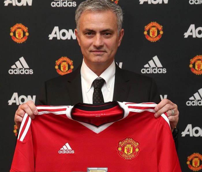 José Mourinho con camiseta del Manchester