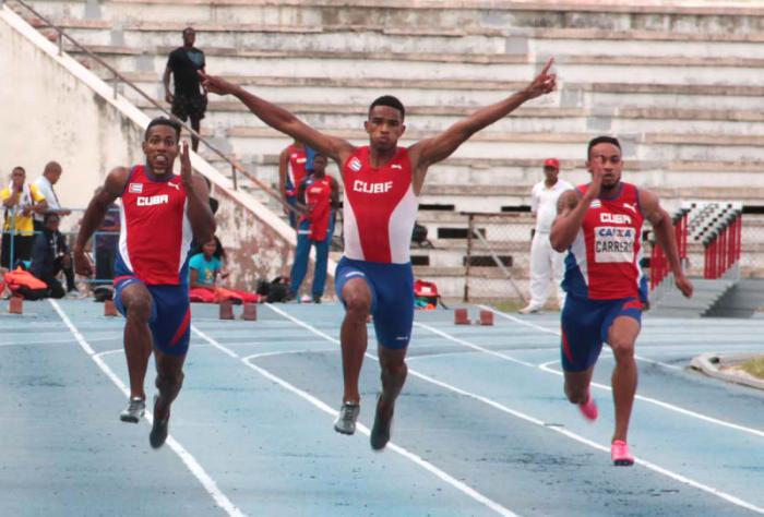 Los velocistas Skyers (centro), Mena (izquierda) y Carrero se foguearán con el relevo.
 