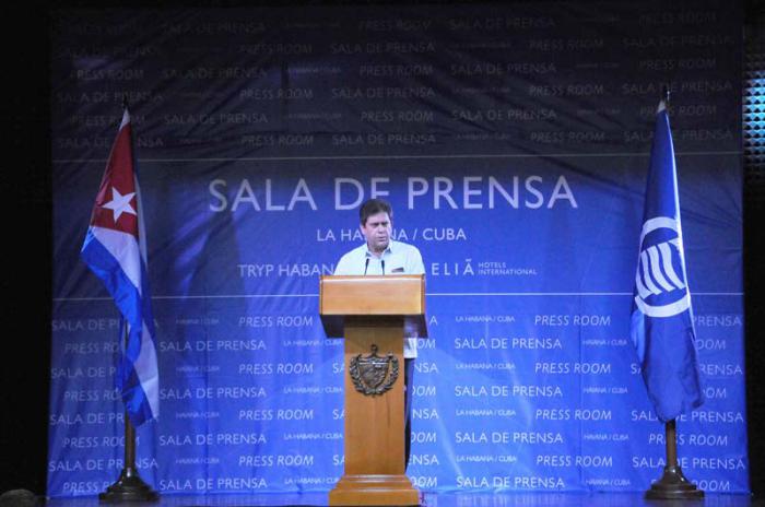 Inauguración de la sala de prensa de la VII Cumbre de AEC en el salón de Embajadores del hotel Habana Libre por Alejandro González Galeano, Director General de la Dirección General de Prensa, Comunicación e Imagen del MINREX.