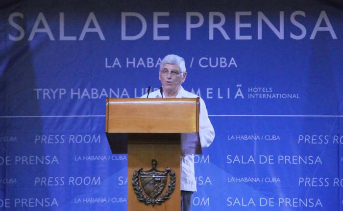 Inauguración de la sala de prensa de la VII Cumbre de AEC en el salón de Embajadores del hotel Habana Libre por Alejandro González Galeano, Director General de la Dirección General de Prensa, Comunicación e Imagen del MINREX.
Primera conferencia impartida por Carlos Zamora 2do. jefe de la Dirección General de América Latina del MINREX.
