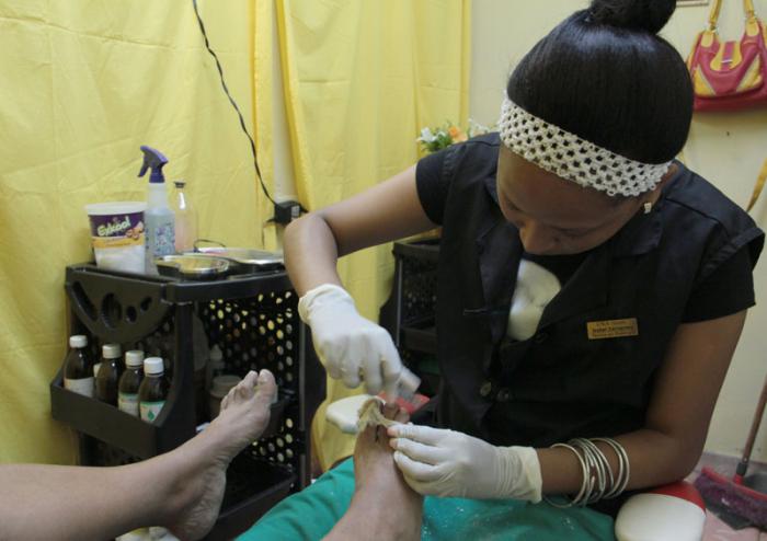 El servicio de podología es uno de los mayores atractivos de la pequeña empresa, que marcha asesorada por el Ministerio de Comercio Interior.