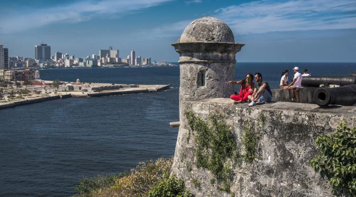 La Habana, esa bella dama de piel color café, cosmopolita y hospitalaria, de la que se enamoran propios y forasteros.