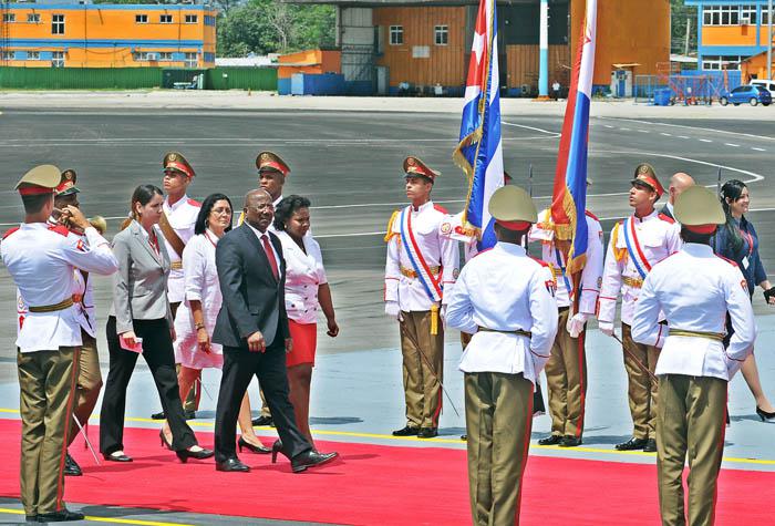 Llegada a Cuba del Exmo. Sr. Wiliam Marlin, Primer Ministro de Sint Maarten para asistir a la VII Cumbre AEC en La Habana Cuba, lo recibe Yaramis Almenteros Medina Miembro del Consejo de Estado.