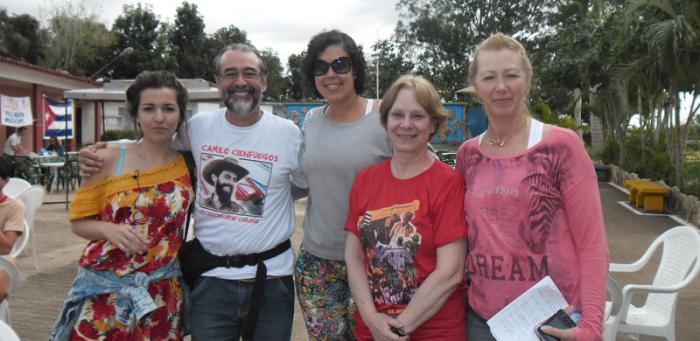 En el centro Juliana Maria de Araujo con otros miembros de la  XXII Brigada Sudamericana de Solidaridad con Cuba, de visita en la Isla caribeña de enero a febrero de 2015.