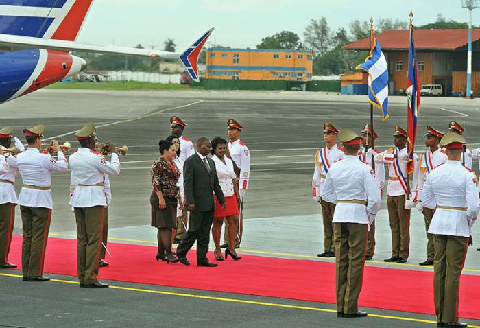 Llegada a Cuba del Exmo Sr Jocelerme Privert Presidente de Haitì  para asistir a la VII Cumbre AEC en La Habana Cuba, lo recibe Yaramis Almenteros Medina Miembro del Consejo de Estado.