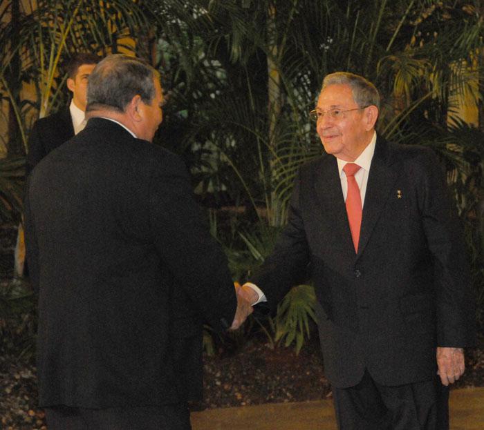 El General de Ejército Raúl Castro Ruz, Presidente de los Consejos de Estado y de Ministros, recibió en el Palacio de la Revolución a los jefes de Estado y/o de Gobierno y Jefes de Delegación a la VII Cumbre de la AEC.