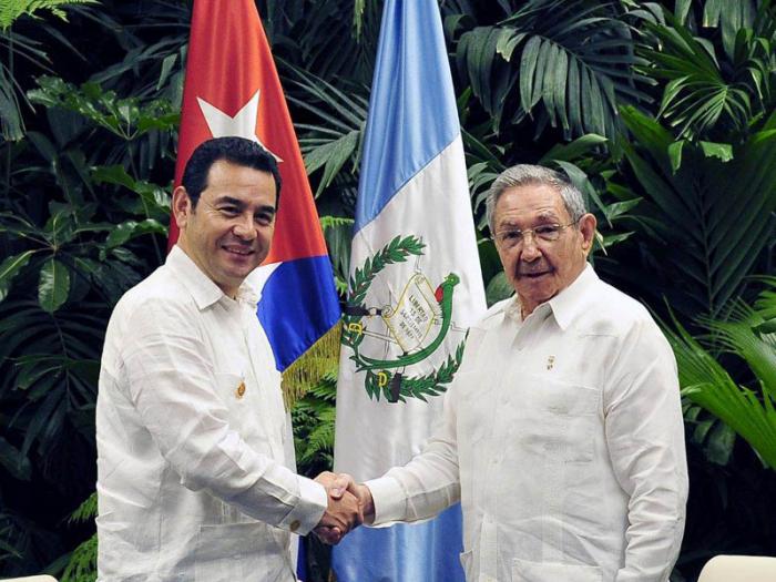 El General de Ejército Raúl Castro Ruz, Presidente de los Consejos de Estado y de Ministros, recibió al excelentísimo señor Jimmy Morales, Presidente de la República de Guatemala, quien se encontraba de visita en Cuba en ocasión de la VII Cumbre de la Asociación de Estados del Caribe