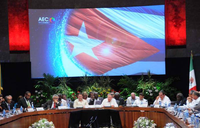 El General de Ejército Raúl Castro Ruz, Presidente de los Consejos de Estado y de Ministros, clausuró en el Palacio de la Revolución  la VII Cumbre de la AEC.