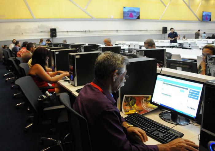 Inauguración de la sala de prensa de la VII Cumbre de AEC en el salón de Embajadores del hotel Habana Libre por Alejandro González Galeano, Director General de la Dirección General de Prensa, Comunicación e Imagen del MINREX.