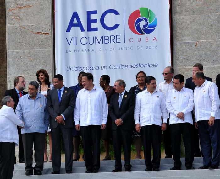 Cumbre de la AEC foto Oficial de los Jefes de Estados.Raúl saluda a los jefes de Estados