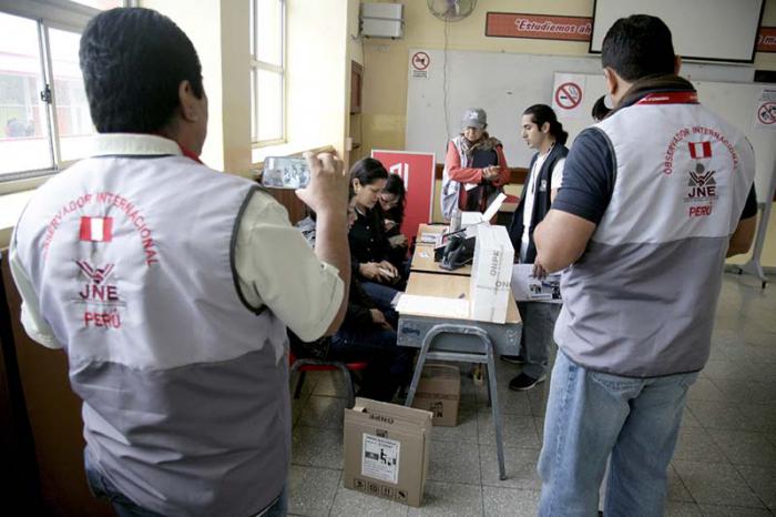 PER12. LIMA (PER?), 05/06/2016.- Dos miembros del comitÈ de observadores internacionales supervisan el proceso hoy, domingo 5 de junio de 2016, para elegir en la segunda vuelta, al nuevo presidente de su paÌs para el periodo 2016-2021, entre Keiko Fujimori y Pedro Pablo Kuczynski. La votaciÛn para la segunda vuelta presidencial en Per? comenzÛ hoy en 77.307 mesas de sufragio, a nivel nacional e internacional, con cerca de 23 millones de electores convocados a las urnas hasta las 16.00 horas (21.00 GMT). EFE/EDUARDO CAVERO