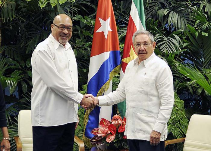 Raul Csatro y el presidente de Suriname