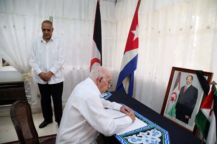 José Ramón Machado Ventura, Vicepresidente de los Consejos de Estado y de Ministros, y Segundo Secretario del Comité Central del Partido Comunista de Cuba, firmó el libro de condolencias abierto en la Embajada de la República Árabe Saharaui Democrática en La Habana, con motivo del fallecimiento del presidente de la RASD y Secretario General del Frente Polisario, Mohamed Abdulaziz.