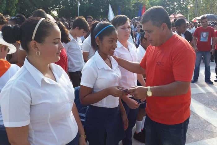 Cien jóvenes destacados, recibieron el carné que los acredita como militantes de la UJC, de manos de Julio Lima Corzo, primer secretario del Comité Provincial del Partido y otras autoridades del territorio.