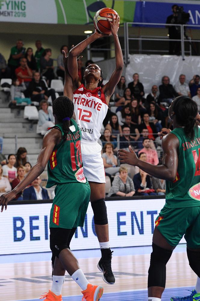 Lara Sanders ha sido el puntal anotador de las turcas hasta el momento