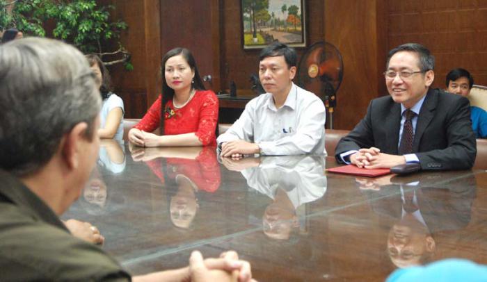 Acto de entrega y recepción de 5 mil toneladas de arroz, donadas por el Partido, el Estado y el pueblo de Vietnam a la República de Cuba. Rigoberto Enoa (Director de Política Comercial con Asia y Oceania del MINCEX), Excmo. Embajador de Vietnam en Cuba Co. Duong Minh y el compañero de la Reserva Nacional de Vietnam Cro. Pham Phan Dung