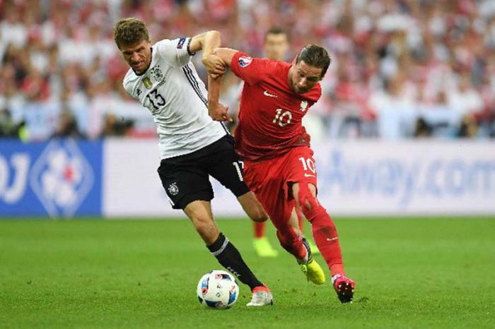 El delantero Thomas Müller (izquierda) lleva par de partidos sin marcar goles. 