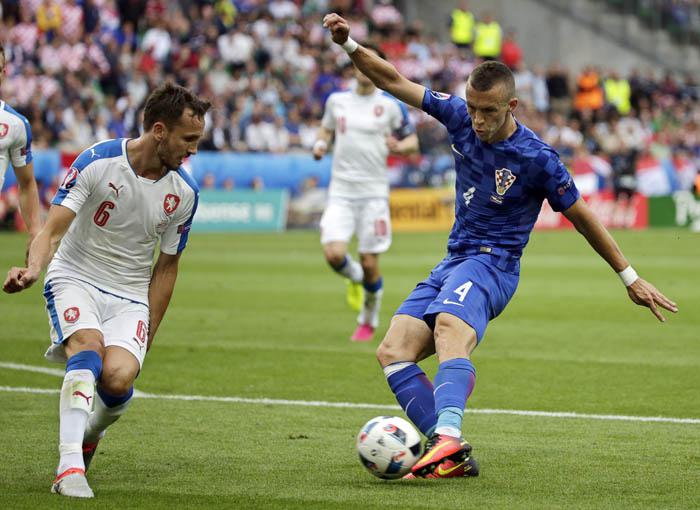 . Saint-etienne (France), 17/06/2016.- Ivan Perisic (R) of Croatia scores the 1-0 lead against Tomas Sivok (L) of the Czech Republic during the UEFA EURO 2016 group D preliminary round match between the Czech Republic and Croatia at Stade Geoffroy Guichard in Saint-Etienne, France, 17 June 2016. (RESTRICTIONS APPLY: For editorial news reporting purposes only. Not used for commercial or marketing purposes without prior written approval of UEFA. Images must appear as still images and must not emulate match action video footage. Photographs published in online publications (whether via the Internet or otherwise) shall have an interval of at least 20 seconds between the posting.) (Croacia, Francia) EFE/EPA/MAST IRHAM EDITORIAL USE ONLY