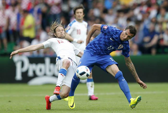 . Saint-etienne (France), 17/06/2016.- Mario Mandzukic (R) of Croatia in action against Jaroslav Plasil of Czech Republic during the UEFA EURO 2016 group D preliminary round match between the Czech Republic and Croatia at Stade Geoffroy Guichard in Saint-Etienne, France, 17 June 2016. (RESTRICTIONS APPLY: For editorial news reporting purposes only. Not used for commercial or marketing purposes without prior written approval of UEFA. Images must appear as still images and must not emulate match action video footage. Photographs published in online publications (whether via the Internet or otherwise) shall have an interval of at least 20 seconds between the posting.) (Croacia, Francia) EFE/EPA/YURI KOCHETKOV EDITORIAL USE ONLY (Croacia, Francia) EFE/EPA/YURI KOCHETKOV EDITORIAL USE ONLY