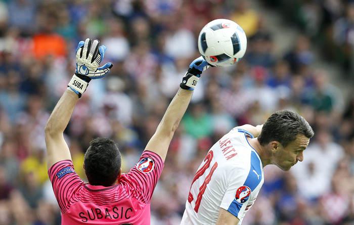 . Saint-etienne (France), 17/06/2016.- Goalkeeper Danijel Subasic of Croatia (L) clears ahead of David Lafata of Czech Republic during the UEFA EURO 2016 group D preliminary round match between the Czech Republic and Croatia at Stade Geoffroy Guichard in Saint-Etienne, France, 17 June 2016. (RESTRICTIONS APPLY: For editorial news reporting purposes only. Not used for commercial or marketing purposes without prior written approval of UEFA. Images must appear as still images and must not emulate match action video footage. Photographs published in online publications (whether via the Internet or otherwise) shall have an interval of at least 20 seconds between the posting.) (Croacia, Francia) EFE/EPA/SERGEY DOLZHENKO EDITORIAL USE ONLY