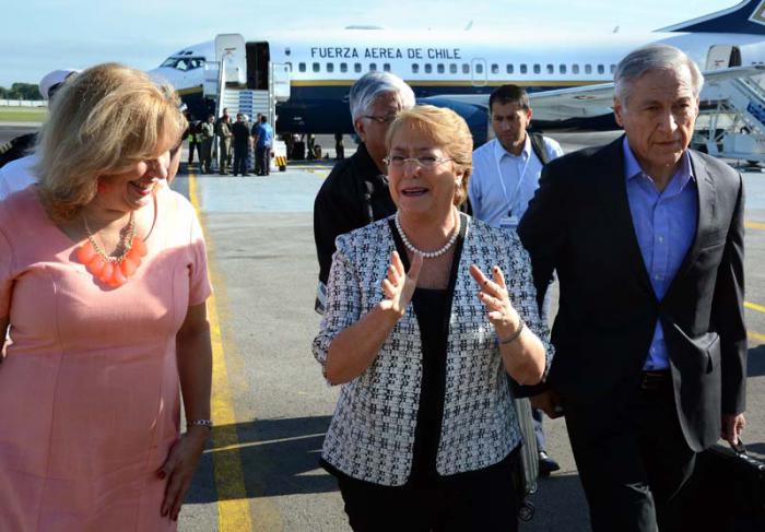 Llega a cuba presidnte de Chile Michelle Bachelet a su llegada por cuba Ana Teresita Gonzalez Viceministra del Minrex