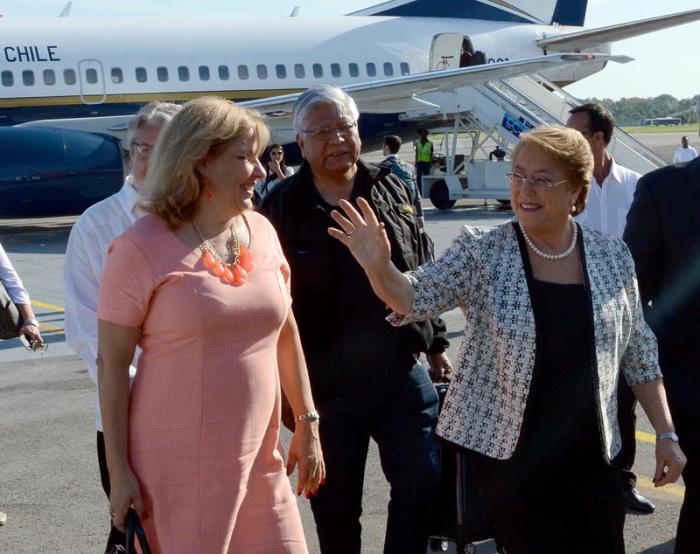 Llega a cuba presidnte de Chile Michelle Bachelet a su llegada por cuba Ana Teresita Gonzalez Viceministra del Minrex