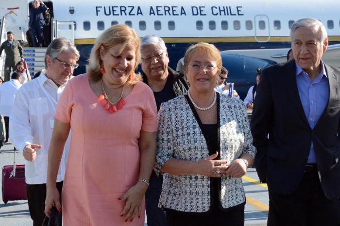 Llega a cuba presidnte de Chile Michelle Bachelet a su llegada por cuba Ana Teresita Gonzalez Viceministra del Minrex