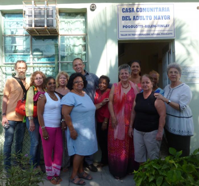 Parte del trabajo del proyecto Sinergia en Pogolotti se realiza en la Casa del Adulto Mayor. En la imagen aparece el Héroe de la República de Cuba Antonio Guerrero junto a trabajadoras de la institución y miembros de la dirección del proyecto comunitario.