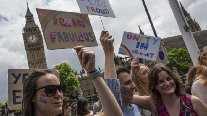 Jóvenes afuera del parlamento británico, donde protestaron el viernes contra el resultado del referendo. 