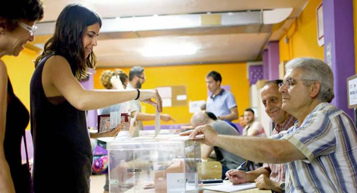 La cita electoral de este domingo fue una repetición de los comicios de hace seis meses, de cuyo resultado salió un Parlamento fragmentado con la entrada de dos nuevos partidos, Ciudadanos y Podemos (izquierda), que se sumaron a los tradicionales Partido Popular (centroderecha) y los socialistas PSOE. 