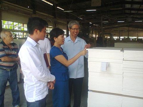 El embajador de VietNam, recorrió uno de los talleres de la UEB Muebles Ludema