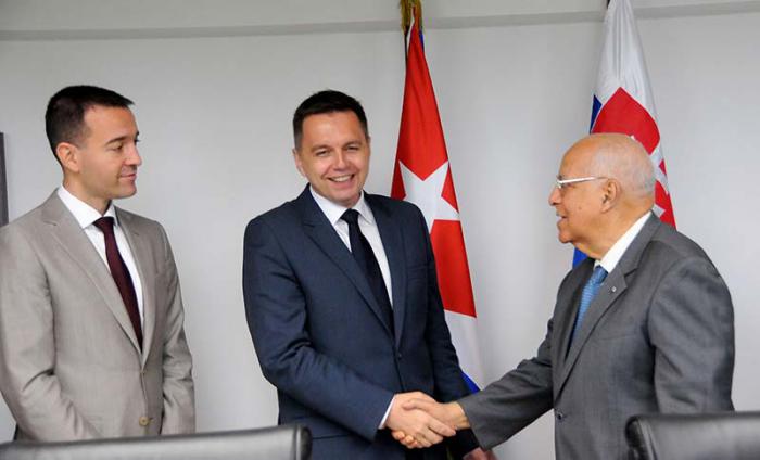 Ricardo Cabrisas, vicepresidente del Consejo de Ministro dialogó con una delegación de Eslovaquia presidida por Vice primer ministro y Ministro de Finanzas: Peter Kazimir. Integran la delegación empresarios de ese país.